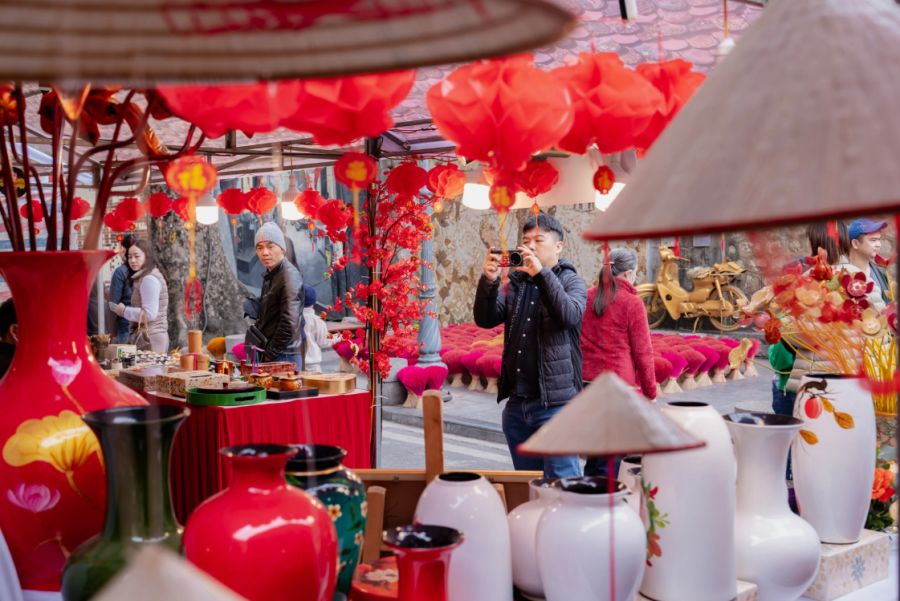 Explore Souvenir Stalls And Traditional Craft Displays