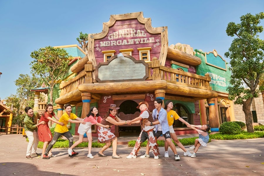 Explore Themed Worlds and Fantasy Zones