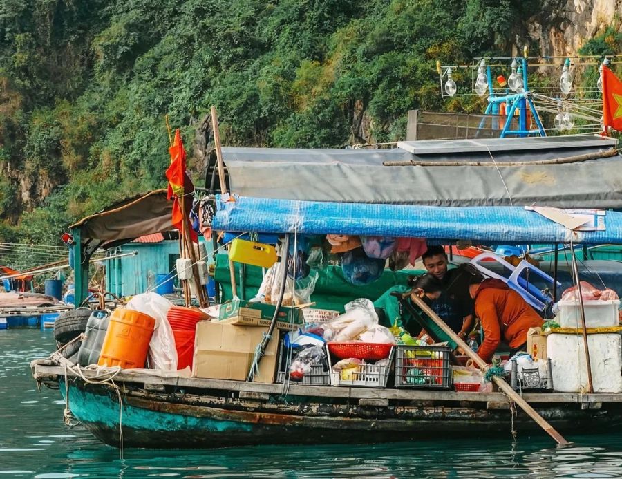 
Floating-Markets-A-Bustling-Local-Scene.
