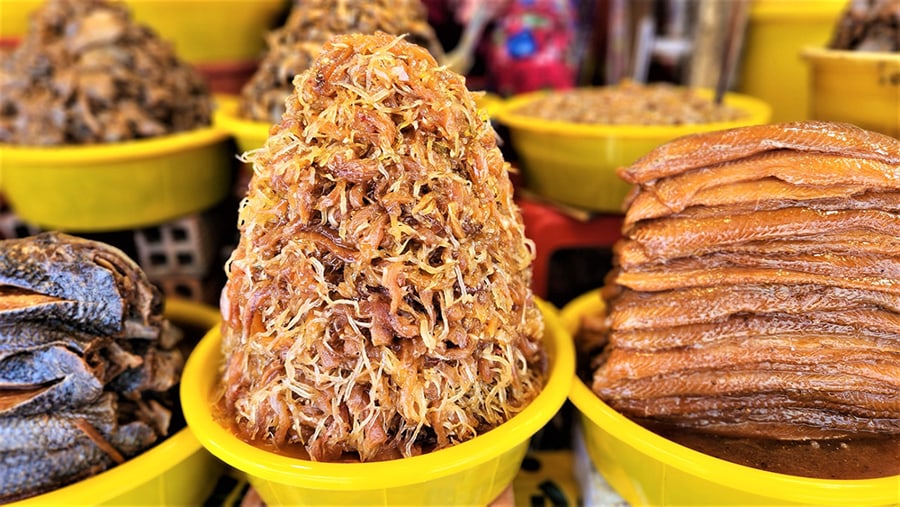 Food in chau doc flooding market