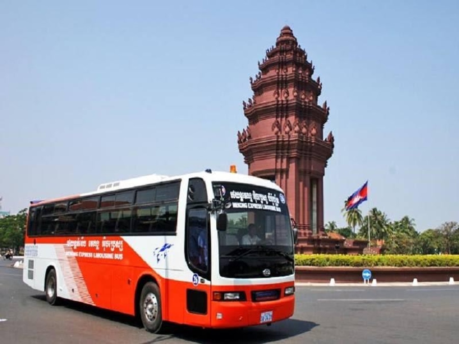 Get to the royal palace by bus