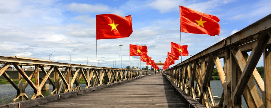 Hien Luong Bridge crosses the Ben Hai River
