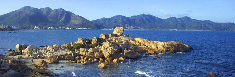 Hon Chong Rock Formation is the most iconic feature of the area