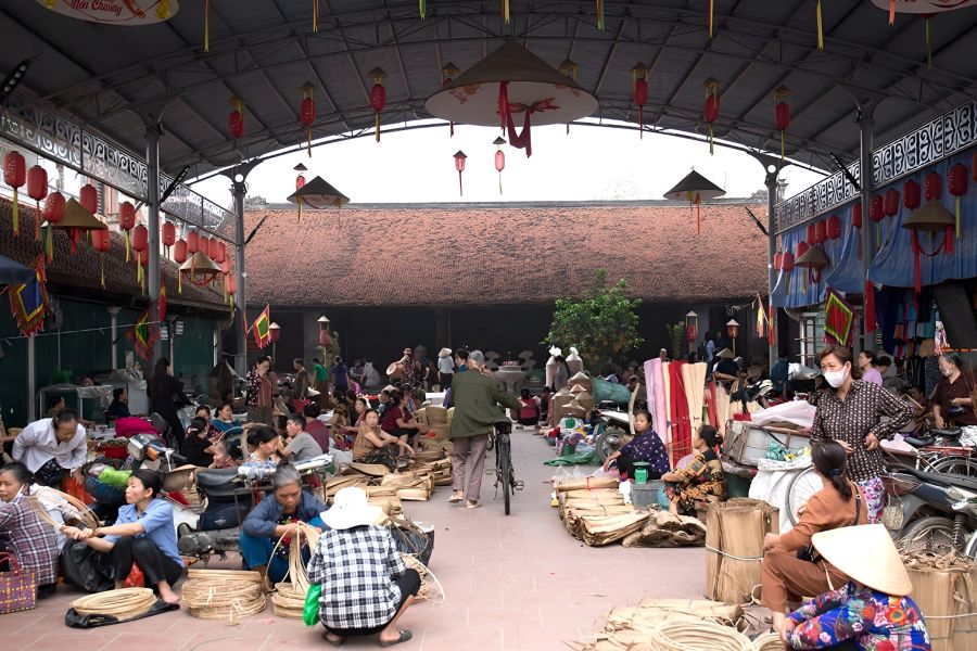 Join Chuong Hat Market At Dawn