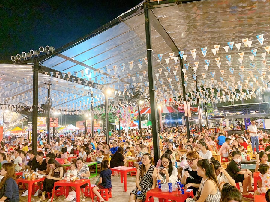 Leisure And Community Spaces in Helio Night market