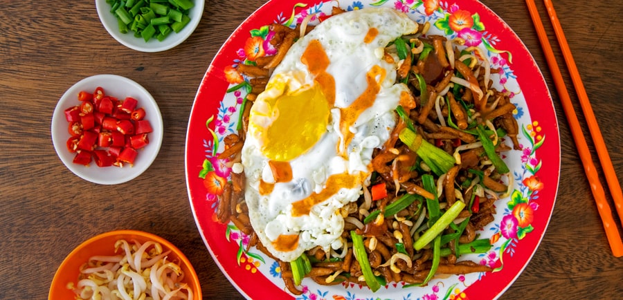 Lort Cha (Stir-Fried Short Noodles)