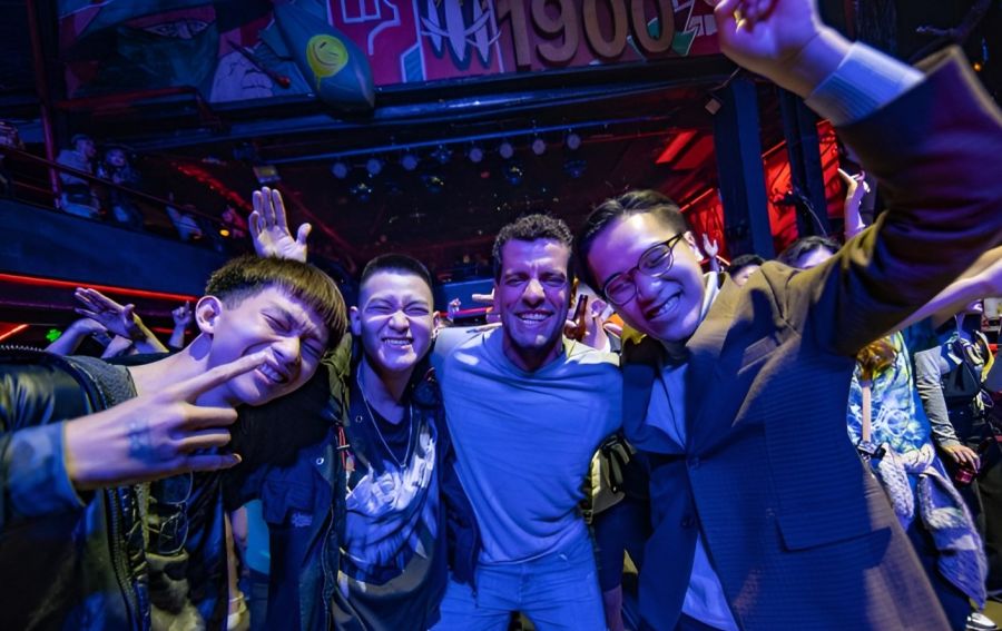 Party At Lively Bars And Nightclubs