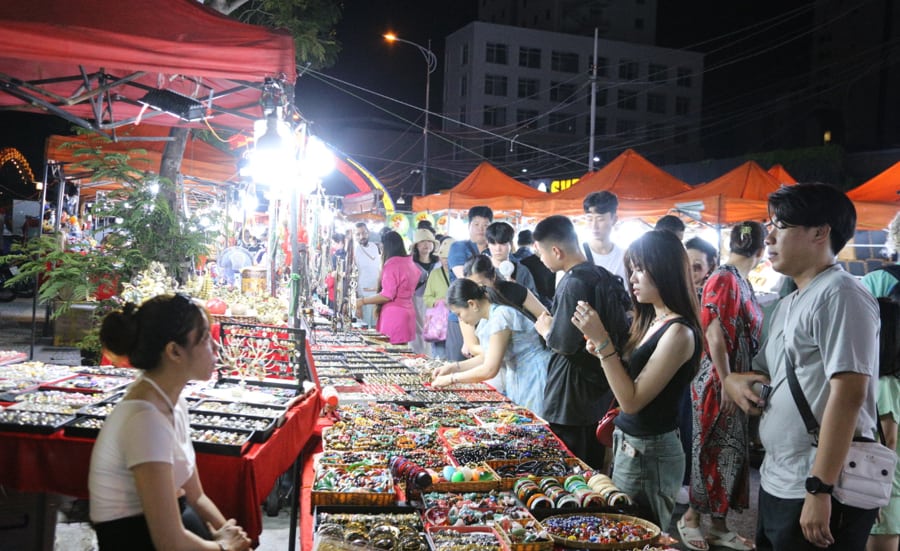 Son Tra Night Market operates daily