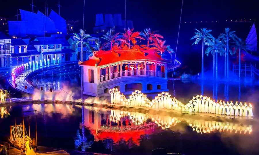 Stunning Lighting And Visual Effects of the Hoi An Memories Show