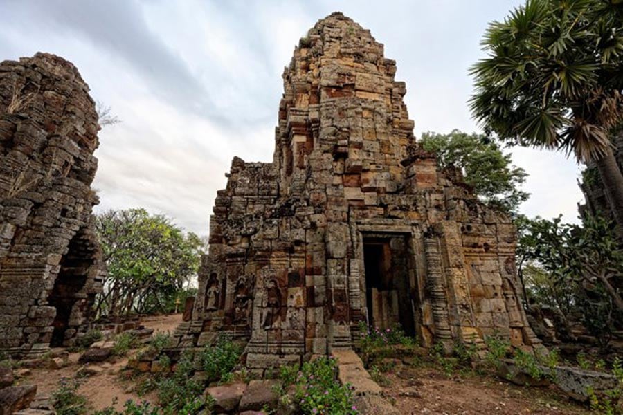 The construction of Wat Banan began in the 11th century