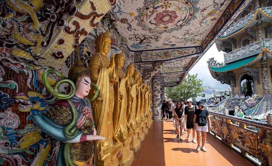 The motifs used in ceramics and porcelain in the temple.