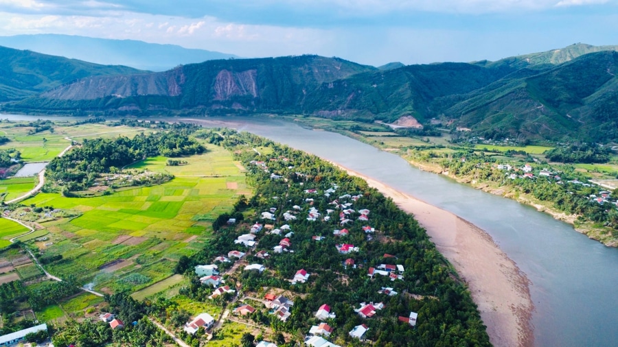 Thu Bon River stretches from the mountains of Truong Son to the East Sea
