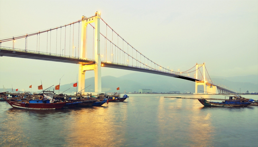 Thuan Phuoc Bridge is one of the famous tourist spots in Da Nang