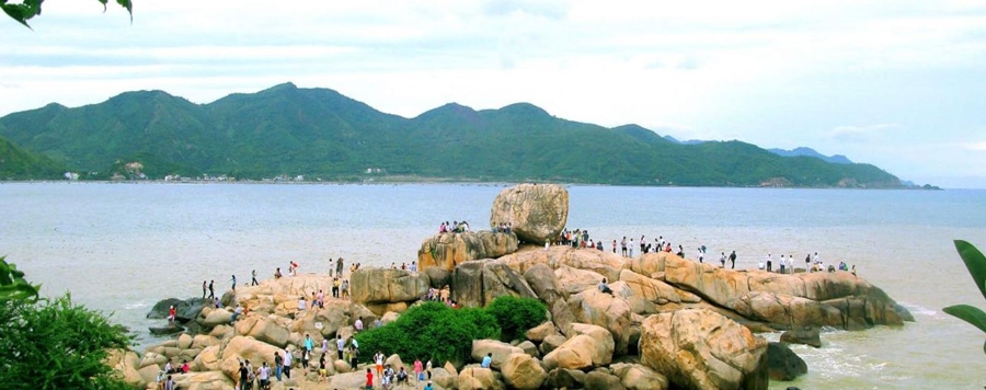 Visit Hon Chong Beach in early morning or late afternoon to avoid crowds