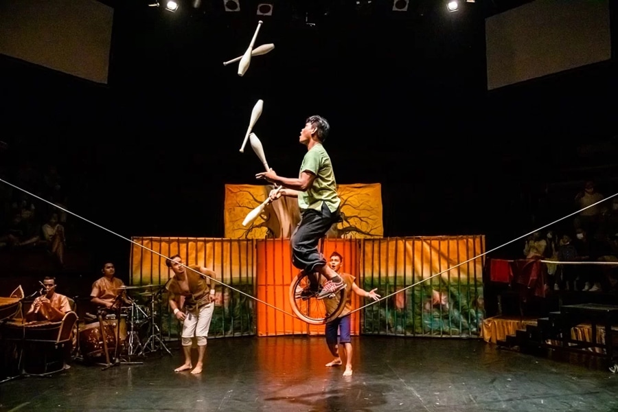 Watch The Phare Circus Performance