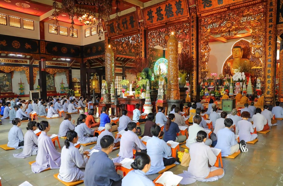 a prayer session at Vinh Nghiem Pagoda