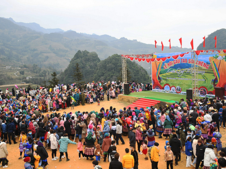 Live and Experience the Daily Life of the Black Hmong People