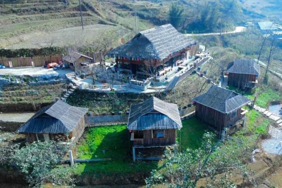 Admire Traditional Architecture and Village Scenery