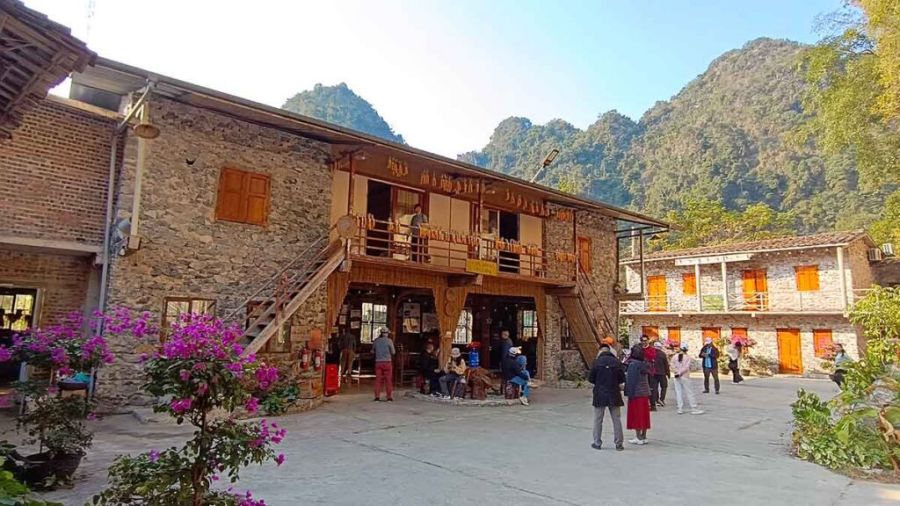 Walk Around The Peaceful Stone Village