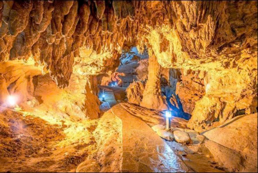Explore the Stunning Nguom Ngao Cave Nearby