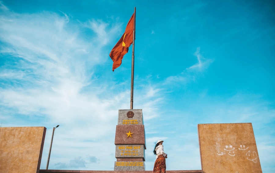 check in Phu Quy flagpole 