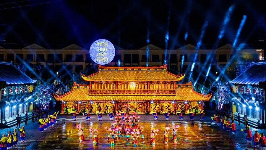 grand world phu quoc performance at night
