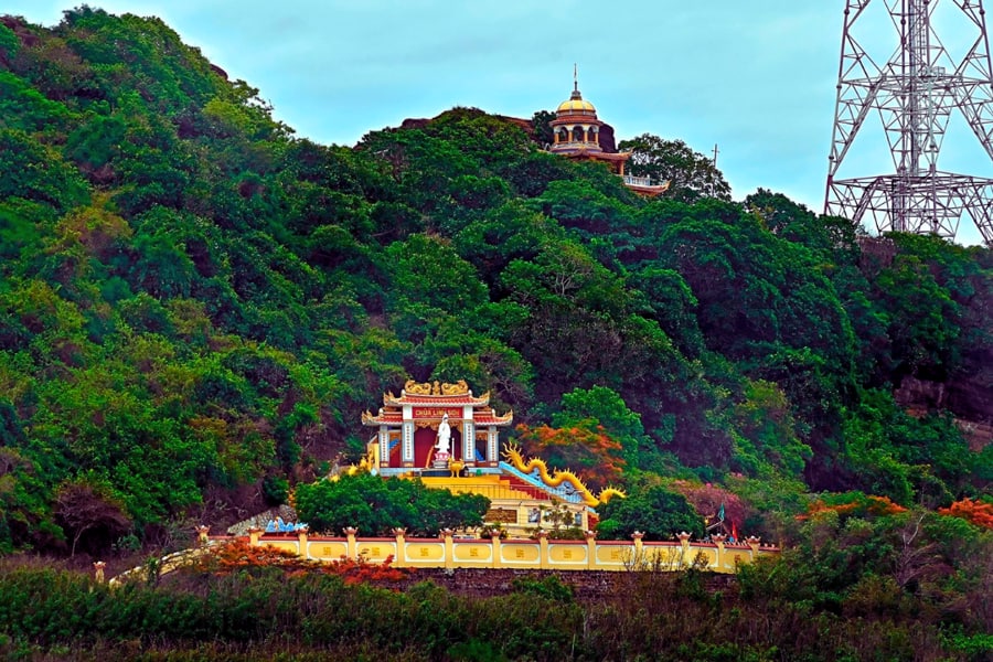 linh son pagoda in phu quy island