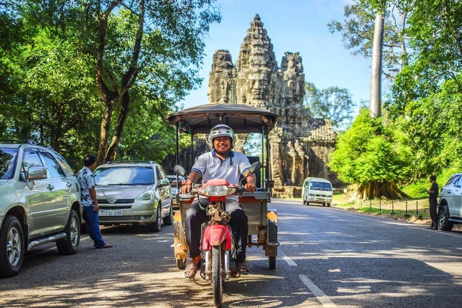 reach Angkor Thom by tuktuk
