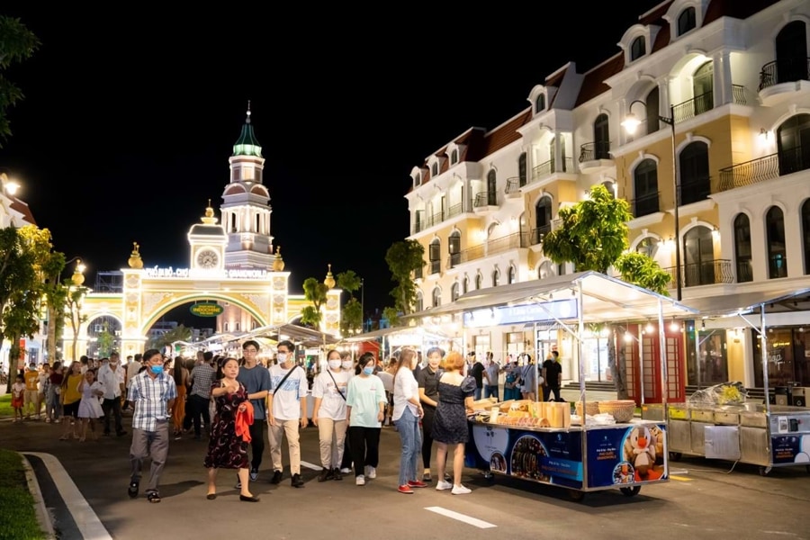 street food options in grand world phu quoc