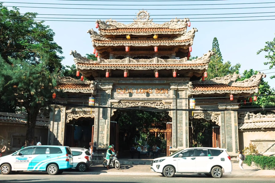 travellers can get to long son pagoda by taxi
