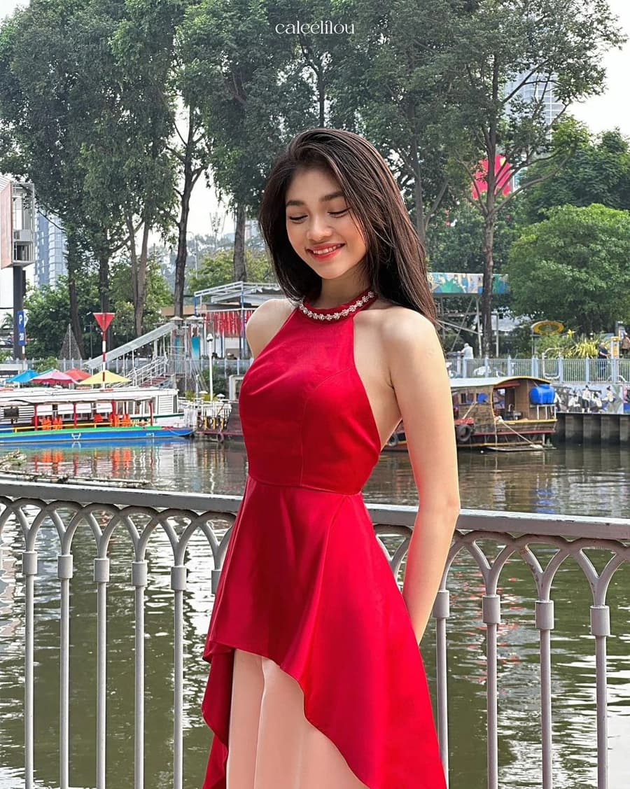 The V-neck Yem, or Yem Co Se,