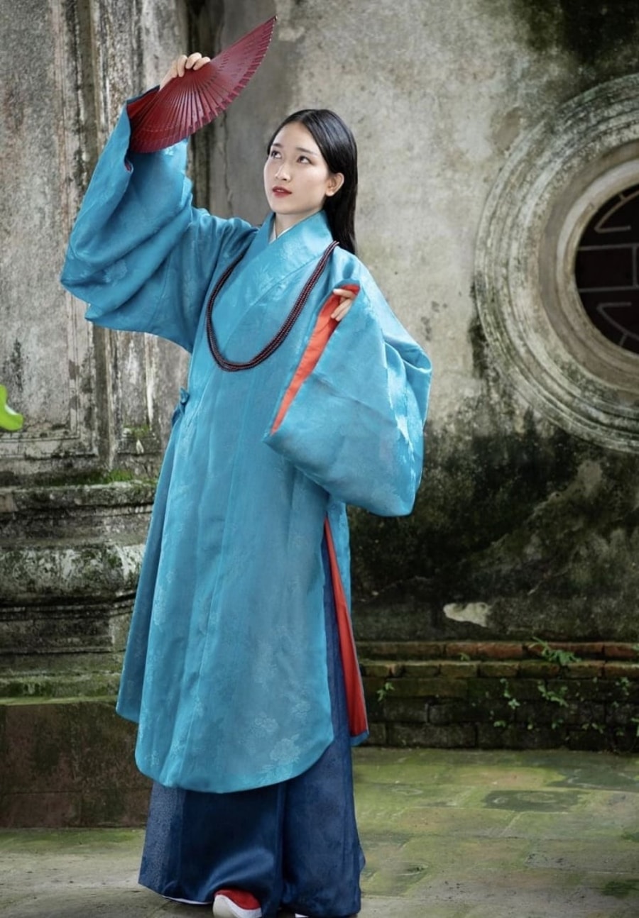 Vay Linh is a traditional Vietnamese dress