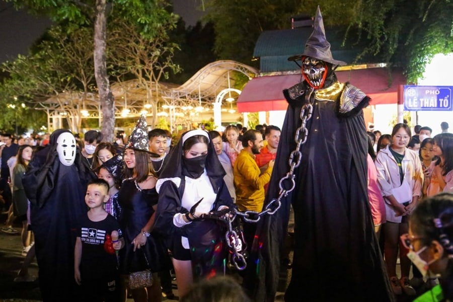Attend A Street Walk Of Halloween Costumes