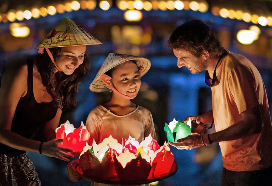 Release Lanterns On The Thu Bon River