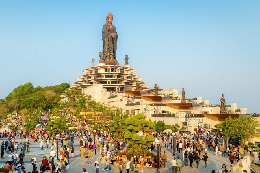 Ba Den Pagoda Complex