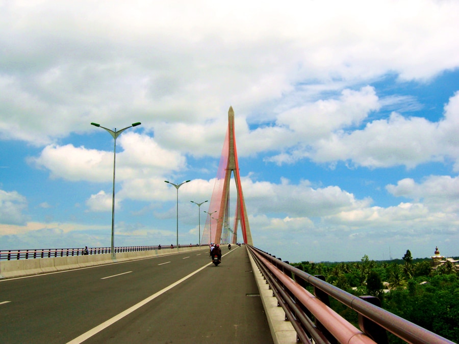 Getting to Can Tho Bridge is easy and convenient