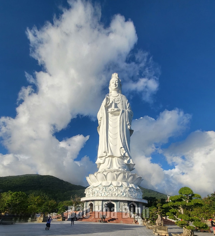 Linh Ung Pagoda And Lady Buddha