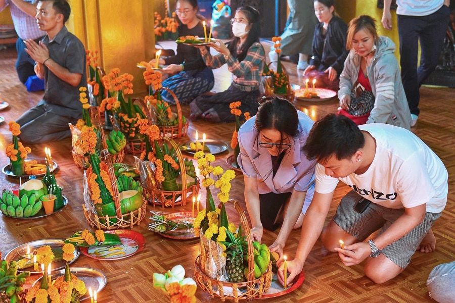 Observe Local Worship And Daily Life