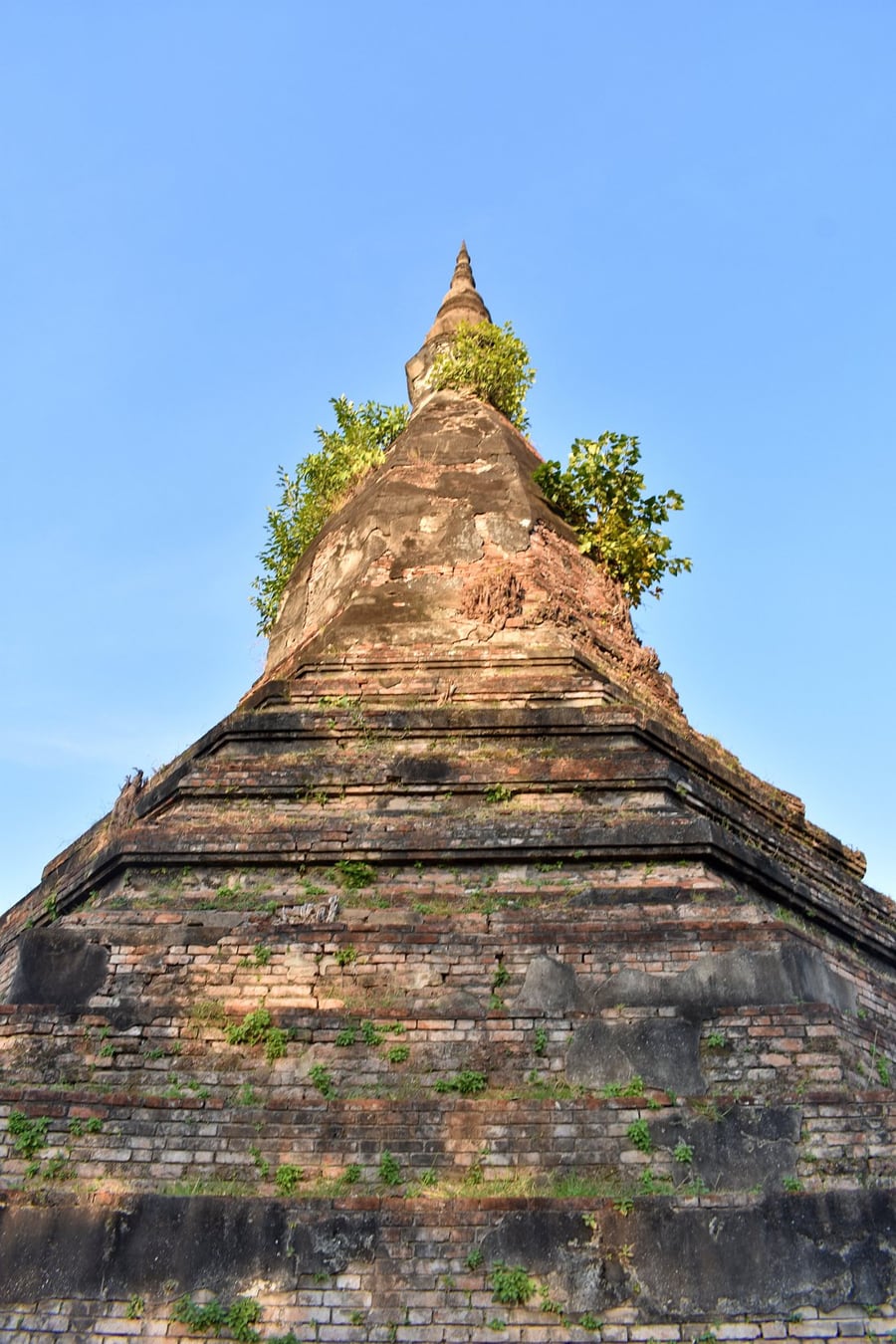 Visiting That Dam Stupa is free