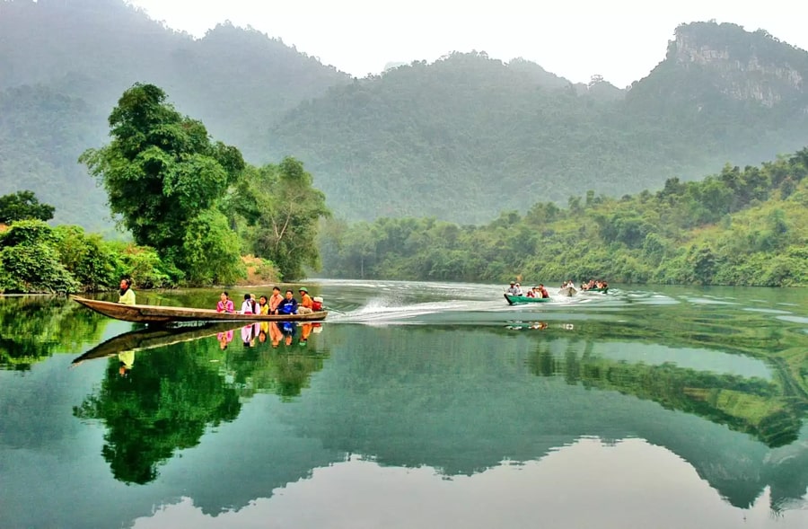 lake in pu mat national park