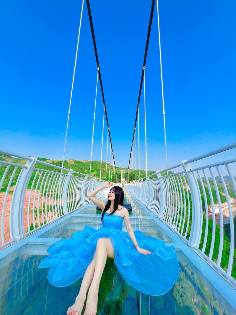 take photo on the Longest Glass Bridge In The World