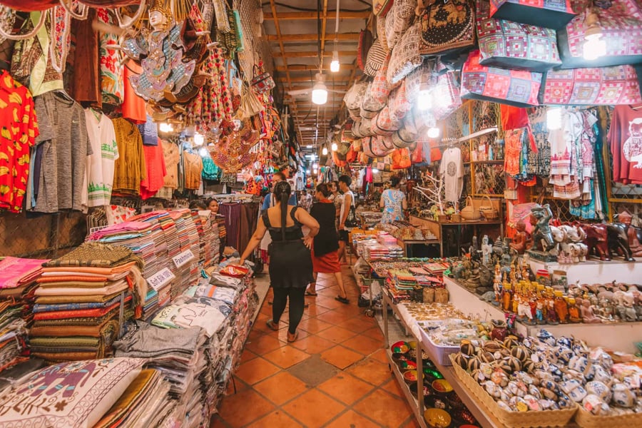 Phsar Chas offers the chance to browse souvenirs, handicrafts, and local delicacies