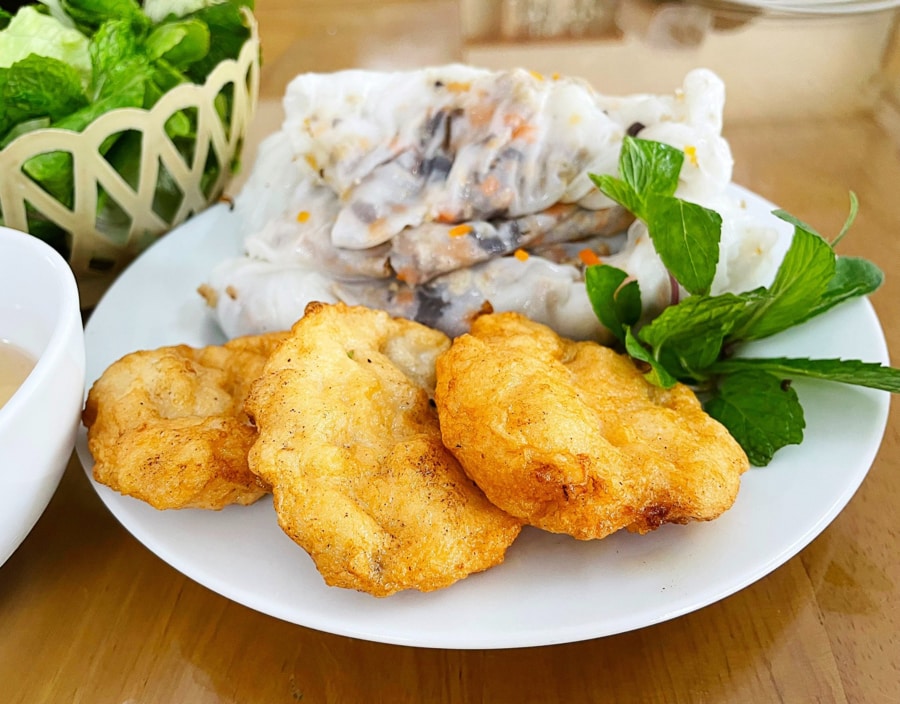 banh cuon with fried squid cake