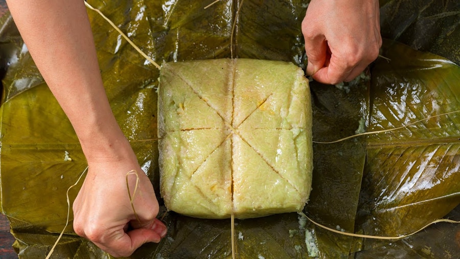 slice the banh chung