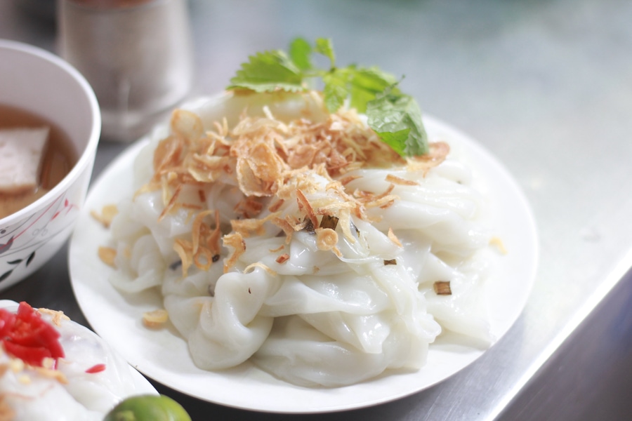 eat banh cuon with fried onion