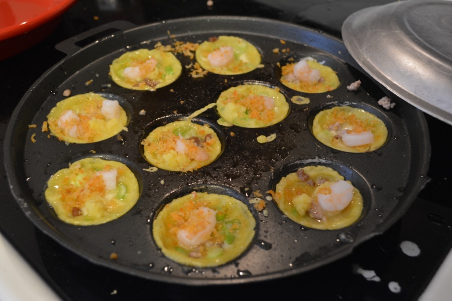 making banh khot