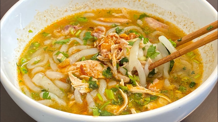 Eat Khao Piak Sen Like A Local